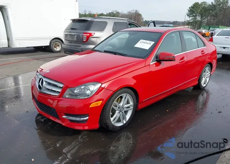 2013 Mercedes-Benz C 250 Sport z USA, uszkodzony, nr VIN WDDGF4HB5DR252327